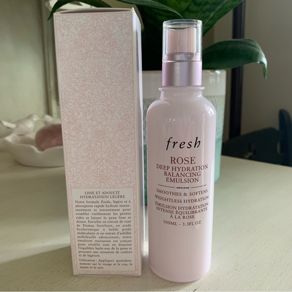 fresh Rose & Hyaluronic Acid Lightweight Moisturizer - Picture 5 of 9